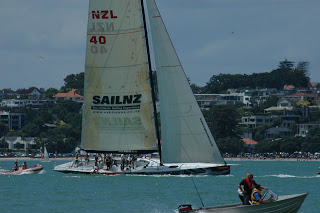NZL40 kreuzt sicher durch die vielen Boote vor Auckland